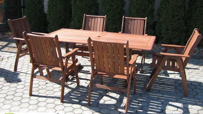 Velký zahradní stůl z tropického dřeva a šest židlí