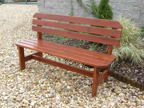 dřevěná lavice v minimalistickém provedení