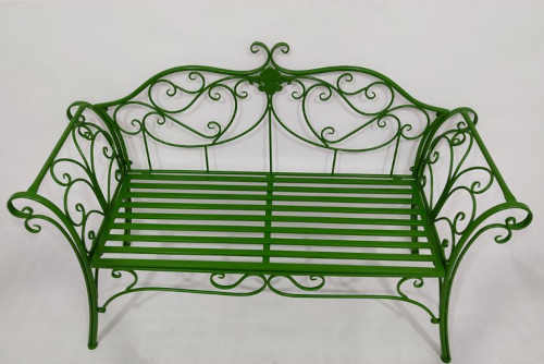 zelená kovová zahradní lavička