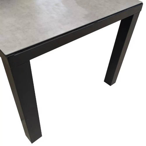 stůl s kovovou konstrukcí